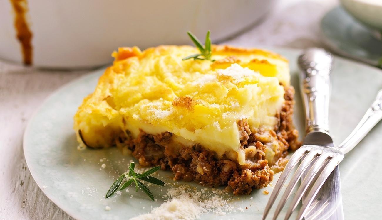 Escondidinho de aipim com carne moída ao molho caseiro de tomate.