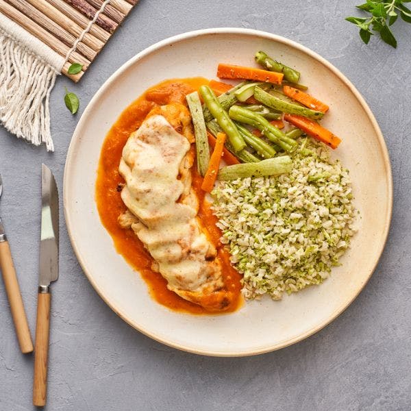 Parmegiana de frango com Arroz branco e abobrinha