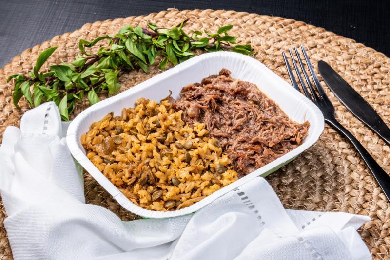 Paleta desfiada com Arroz com lentilha e cebola